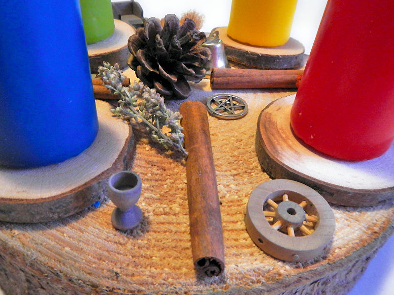 Yul Kranz Wicca auf Baumscheibe (seitlich) - Kelch und Jahresrad