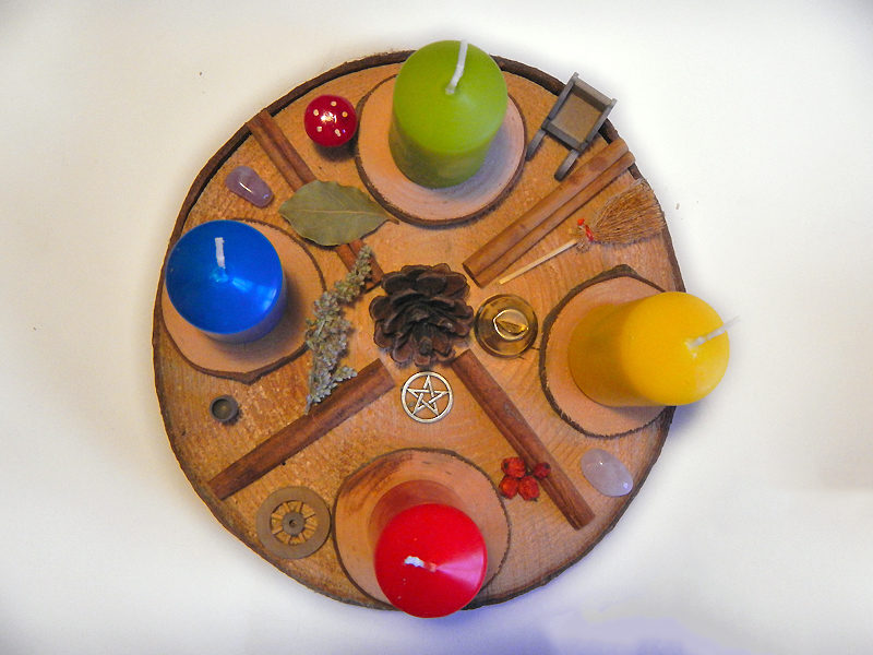 Yul Kranz Wicca auf Baumscheibe (von oben)